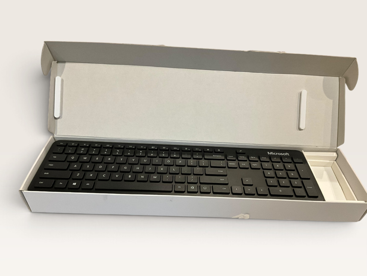 Microsoft Bluetooth Keyboard 1898 Wireless Full Size QHG-00001 Black Open Box