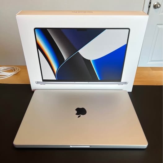No shipping - Apple MacBook Pro 16 Silver - M1 Pro - 16GB RAM - 1TB Storage MINT