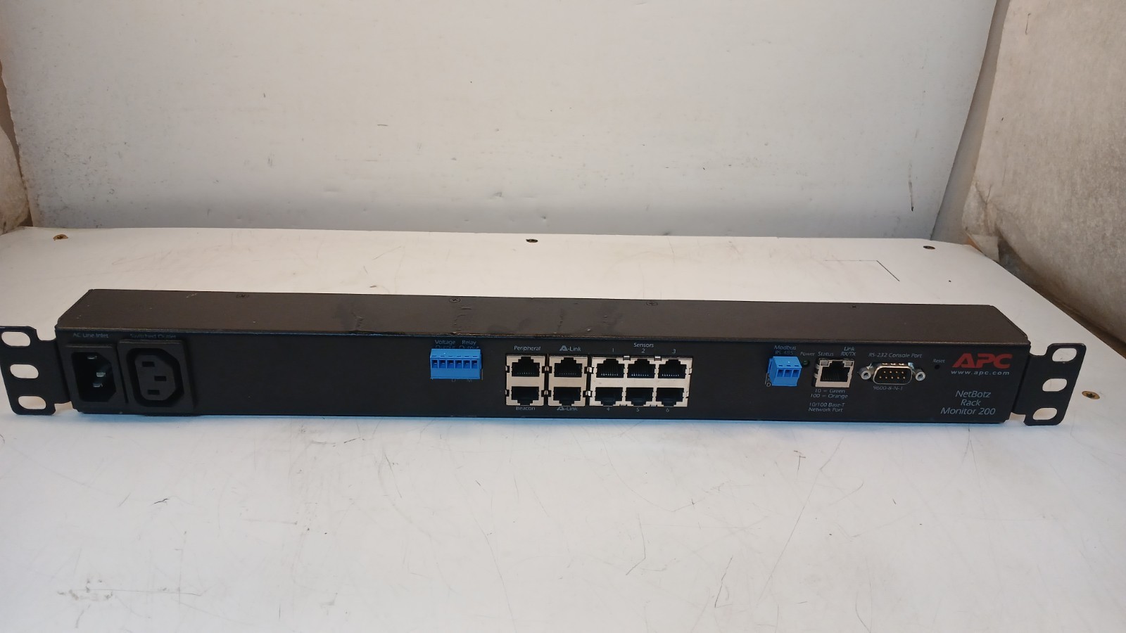 APC NBRK0200 NetBotz Rack Monitor 200 with Rack Ears *Console Working* UNTESTED