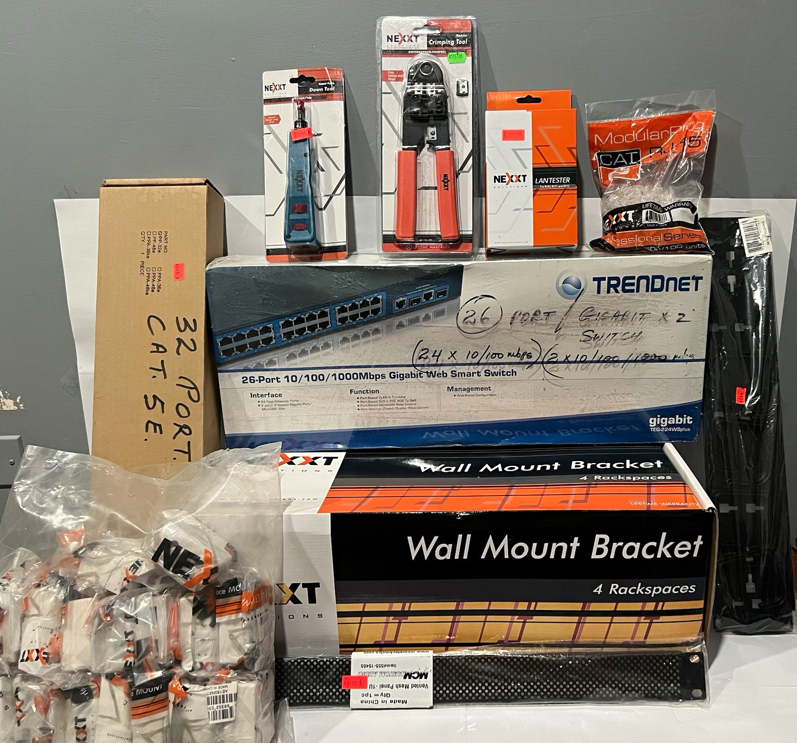 TRENDnet 26-Port Switch 32-Port Patch Panel 4U Wall Rack Kit Tools Management
