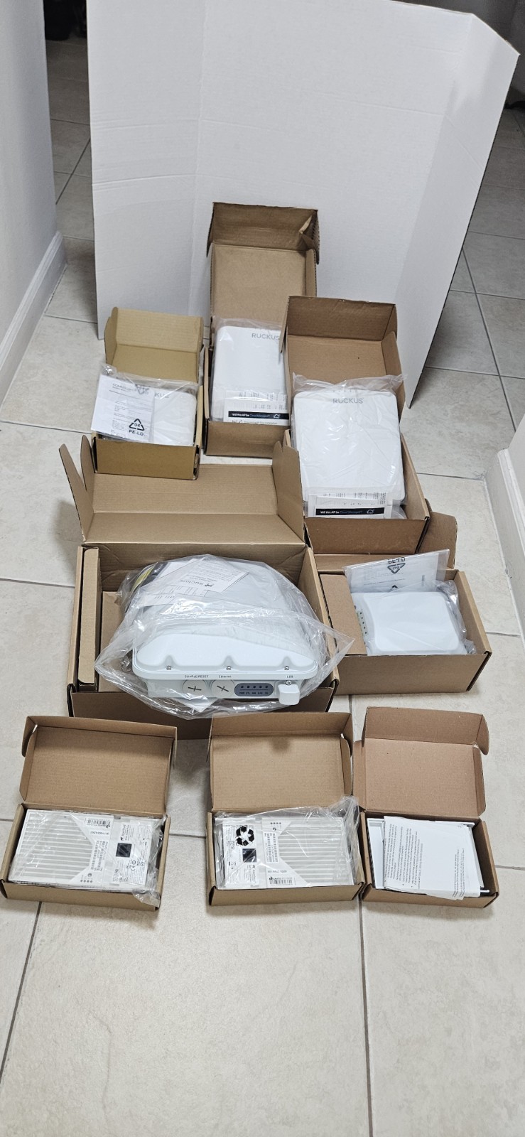 Lot Of 8 APs Ruckus New In The Original Box . Check Description