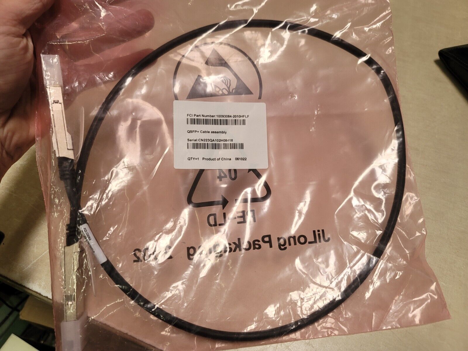 Lot of 25 - 10093084-2010HFLF FCI 40Gbps QSFP+ to QSFP+ 1M 30ANG Cable Assembly