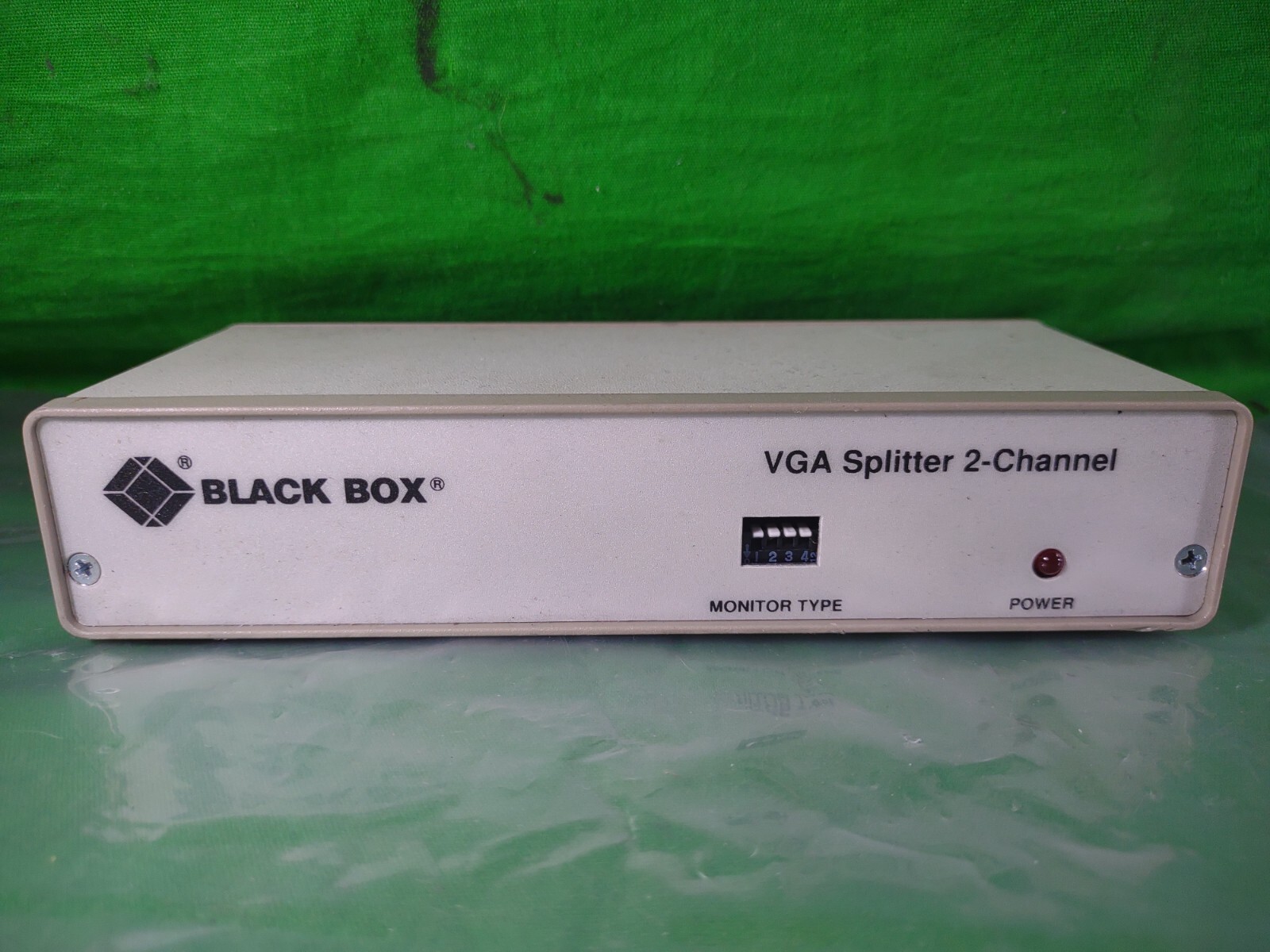 Black box AC056A-R2 VGA Video Splitter 2 - channel 2 ports desktop  
