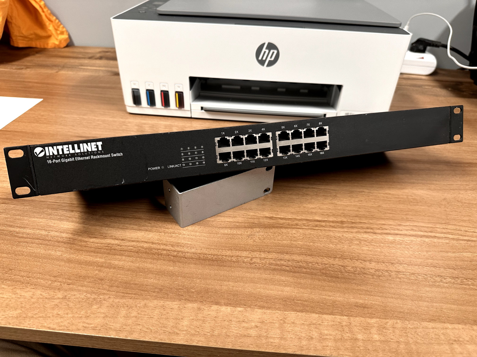 Intellinet 16-Port Gigabit Ethernet Switch RJ45 10/100/1000 Mbps