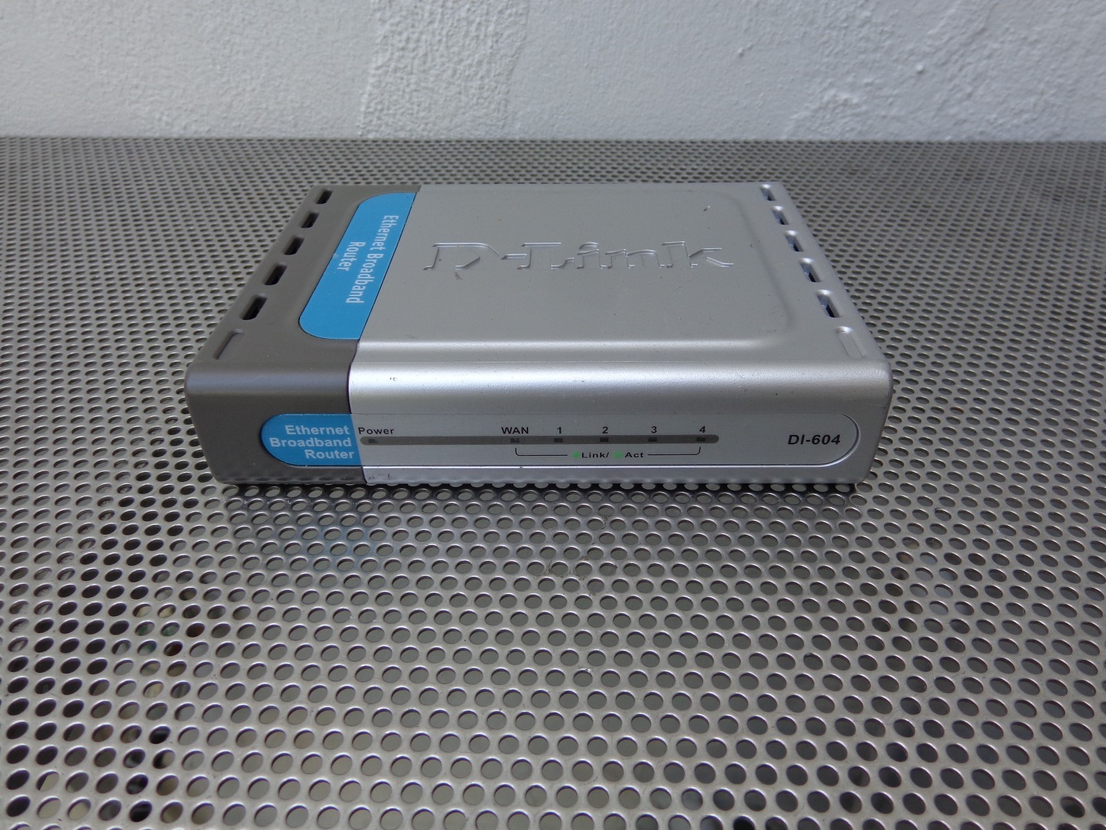 D-Link DI-604 Wired 10/100 MBPS Ethernet Broadband Router 4-Port NEED AC ADAPTER