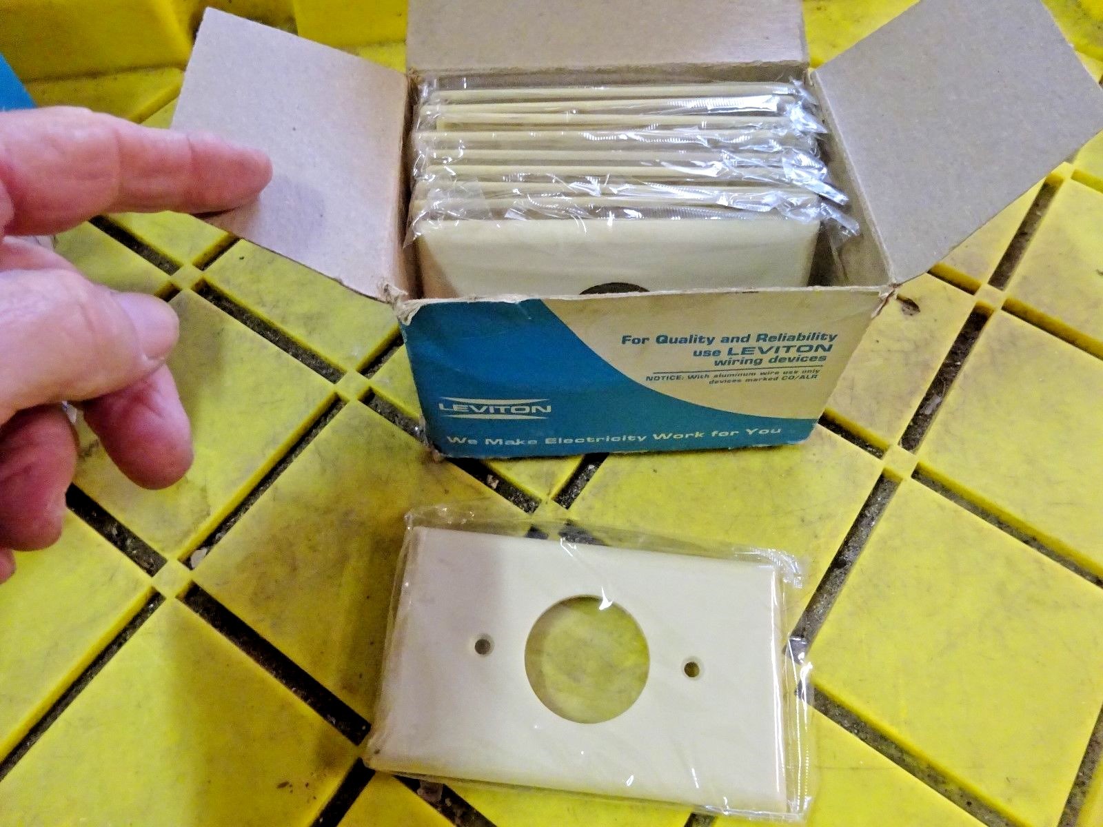 Leviton 86004 10 Pk 1-Gang Single 1.406" Hole Device Receptacle Wallplate IVORY