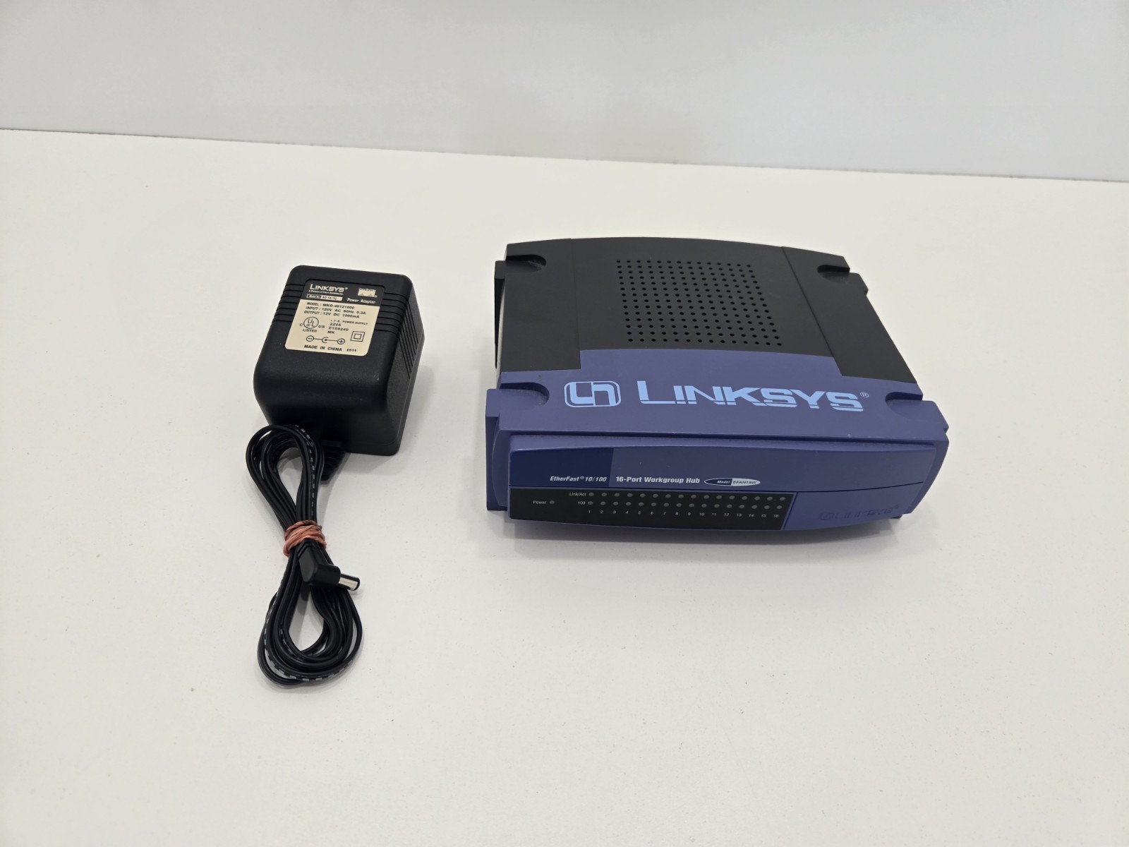 LINKSYS EFAH16W V2 EtherFast 10/100 16-Port Workgroup Hub