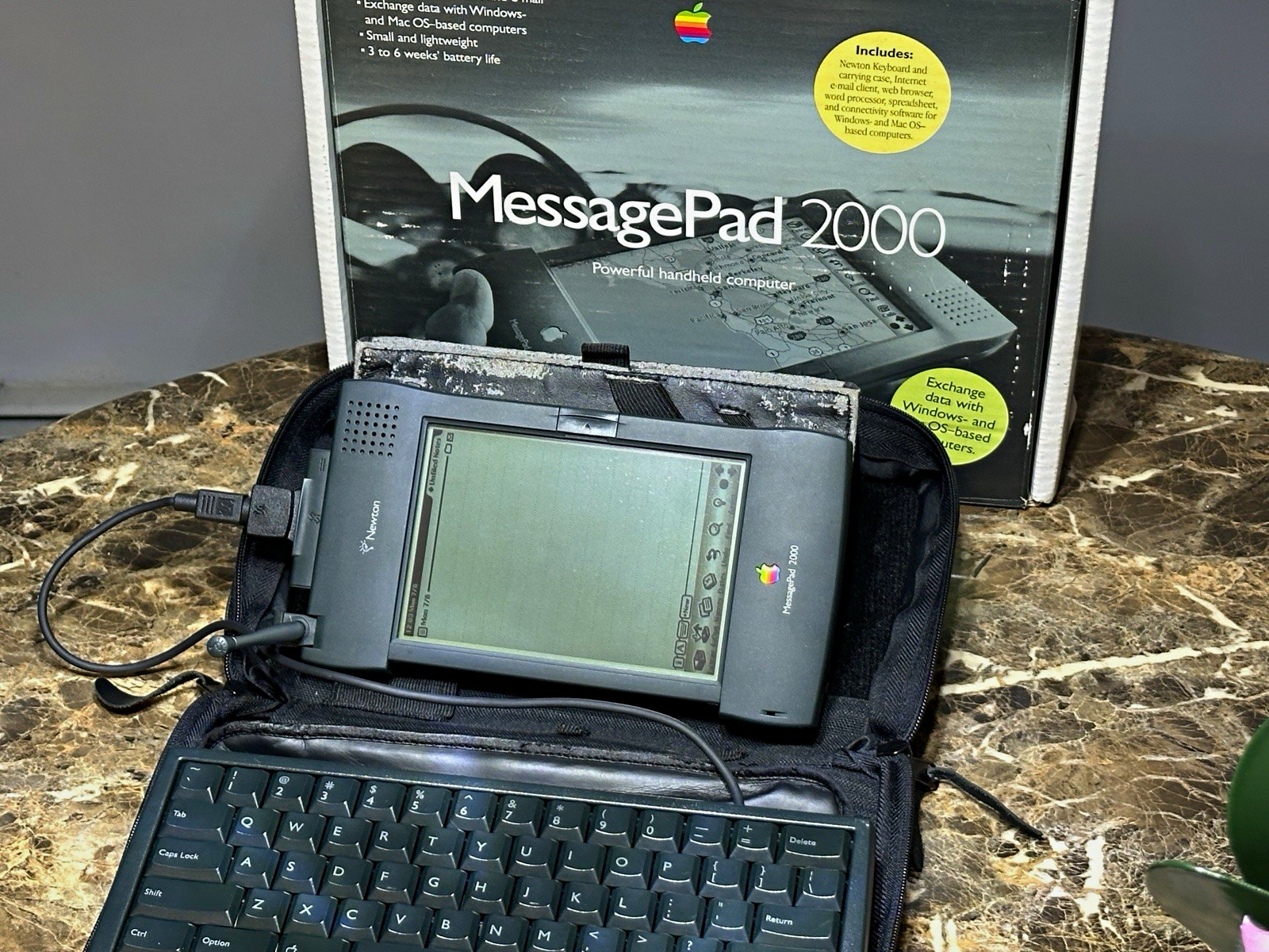 Apple Newton MessagePad 2000 with keyboard Bundle