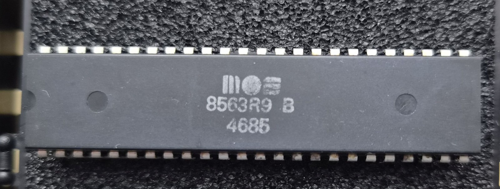 MOS 8563R9B VDC Video Chip – Commodore 128 - 80-Column – Tested / Vintage IC