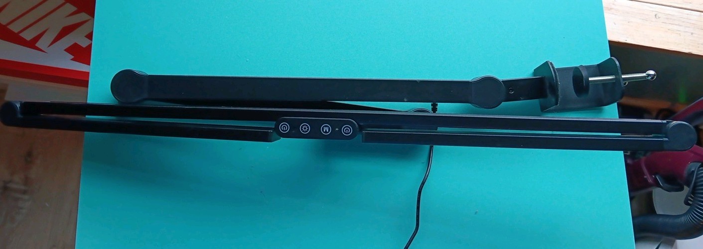 THE BEST HIGHEST QUALITY BRAND NEW DESK LIGHT FOR PROFESSIONAL USE. GREAT DEAL