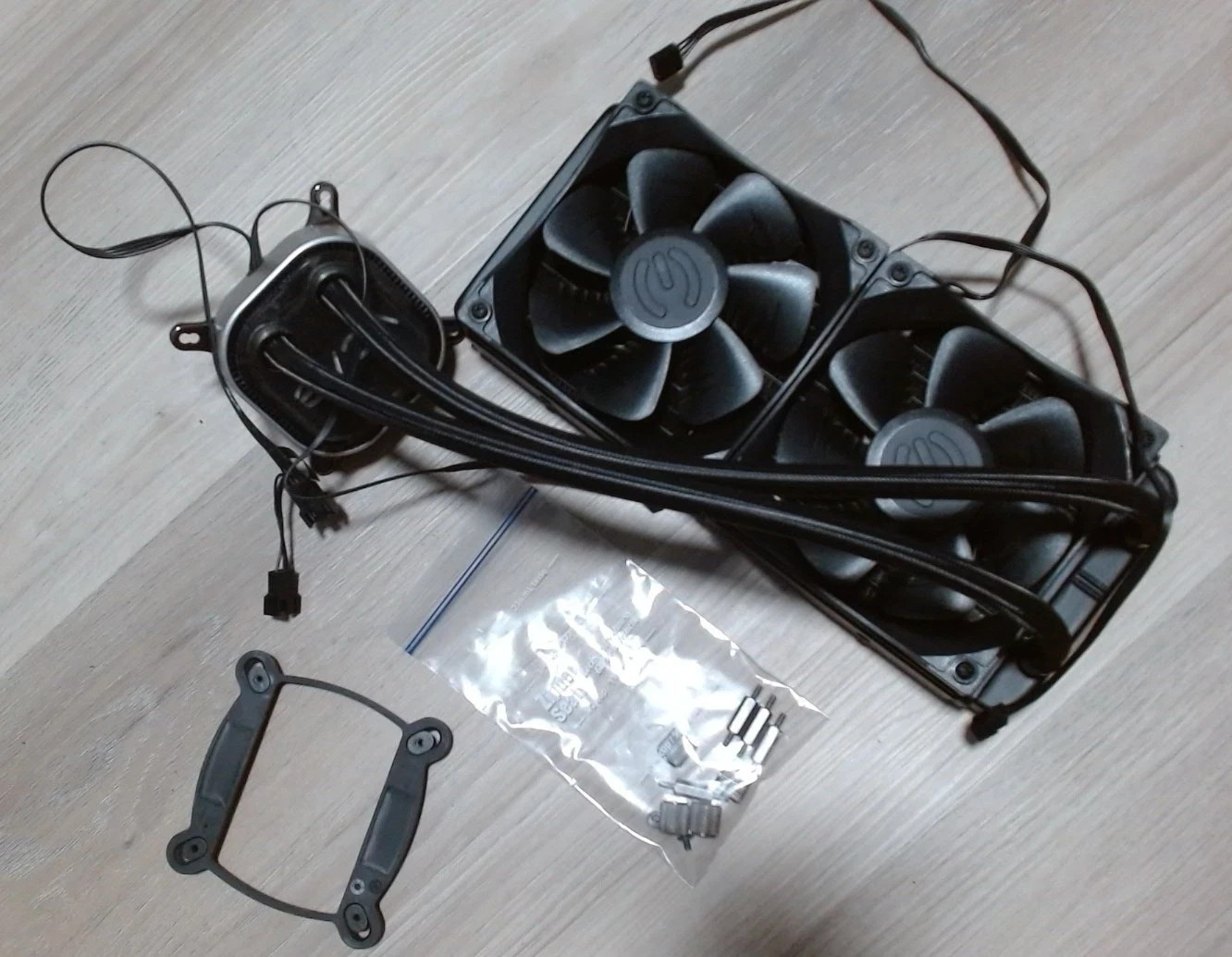 EVGA CLC 240 Liquid CPU Cooler - AIO - 2x 120mm Fans - 400-HY-CL24-V1 *CANADA*
