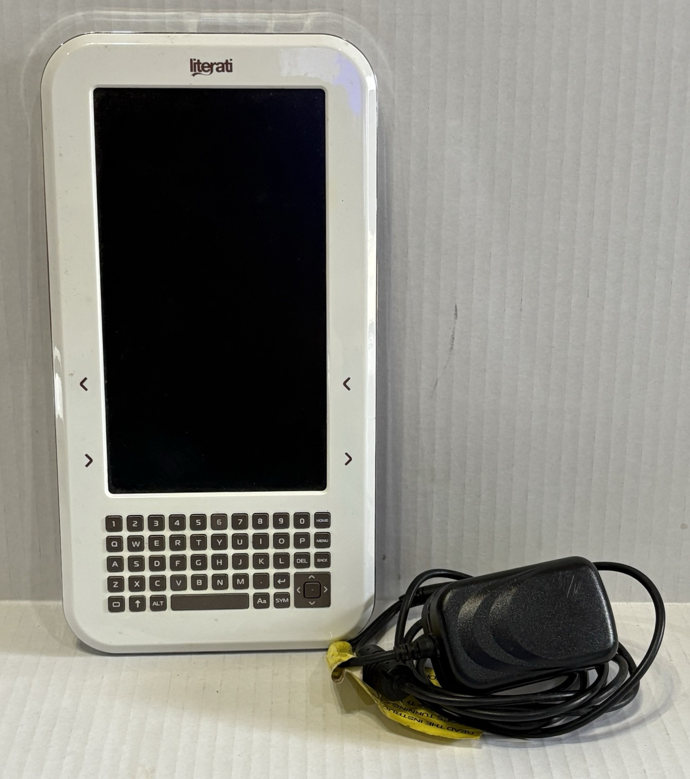 2010 The Sharper Image Literati White Wireless E-Reader - Tested