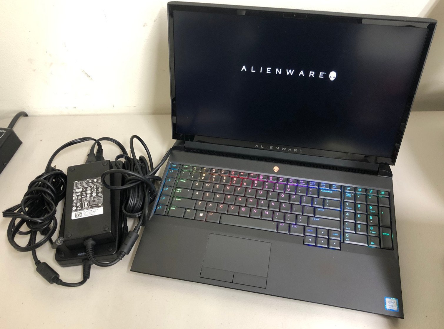 Alienware AREA-51M R1 i7-8700 3.2GHZ 24GB DDR4 1TB SSD RTX 2070 Windows 11 *READ