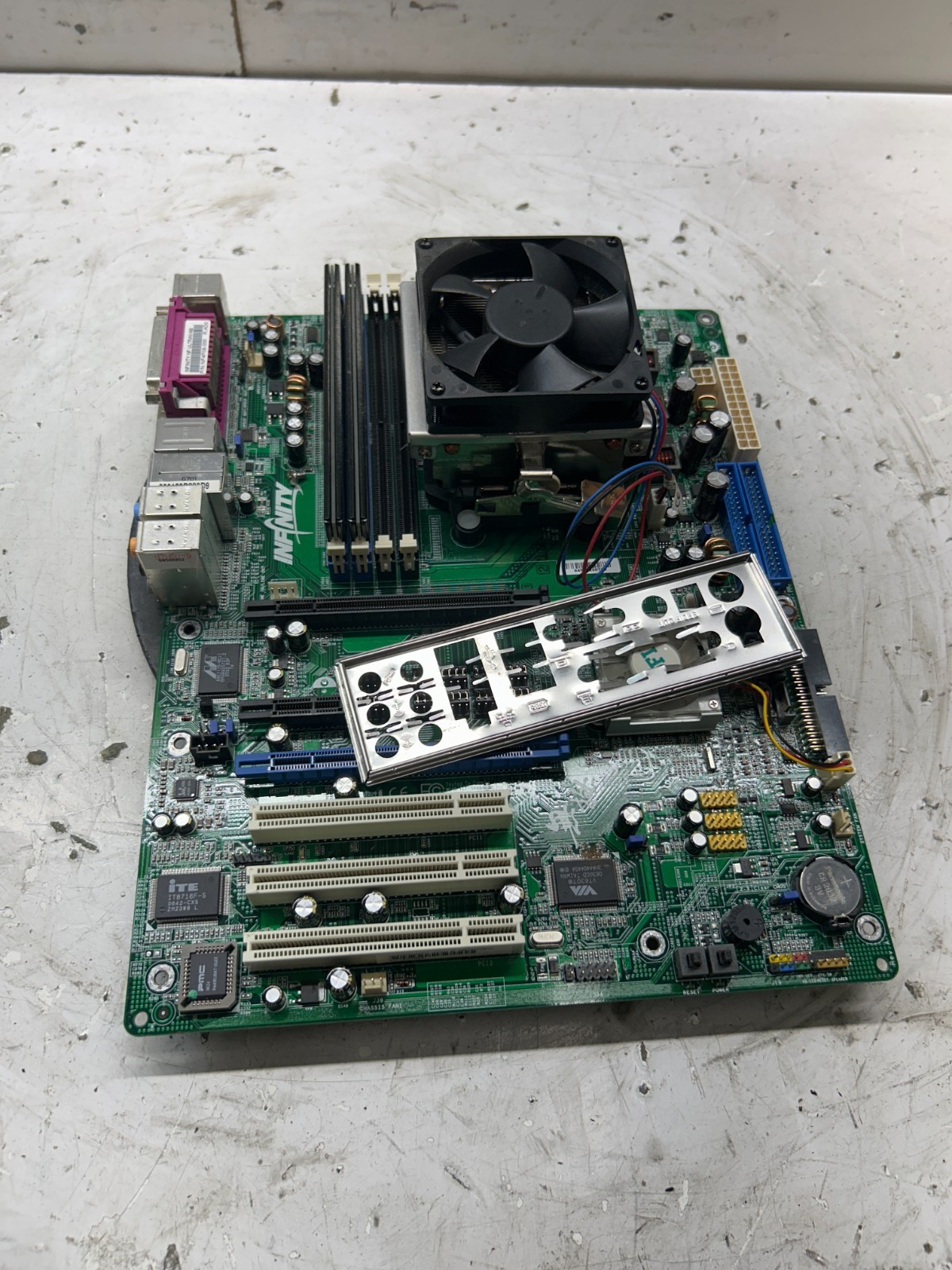 DFI Infinity NF Ultra II-M2 NVIDIA nForce4 AMD Athlon 64 X2 5000+ 2GB Ram