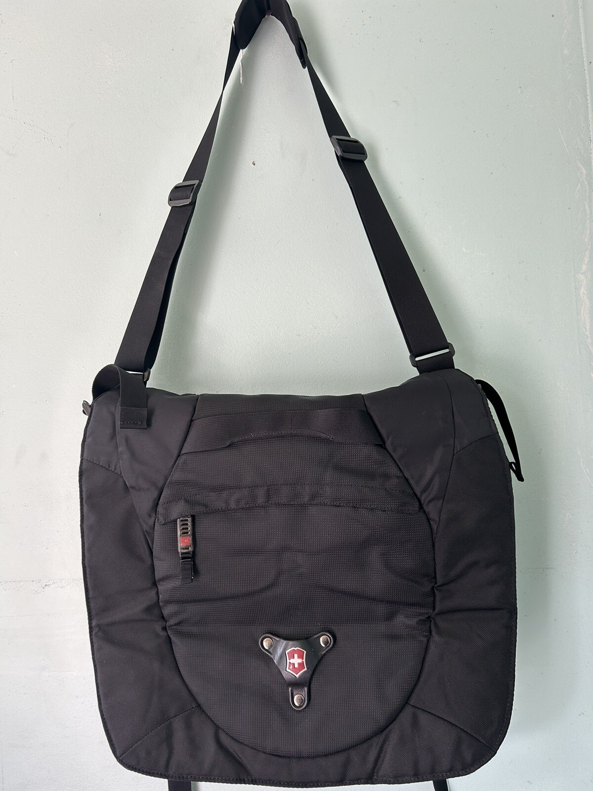 Victorinox Swiss Army Precision Gear 18” Large Laptop Padded Messenger Bag Black