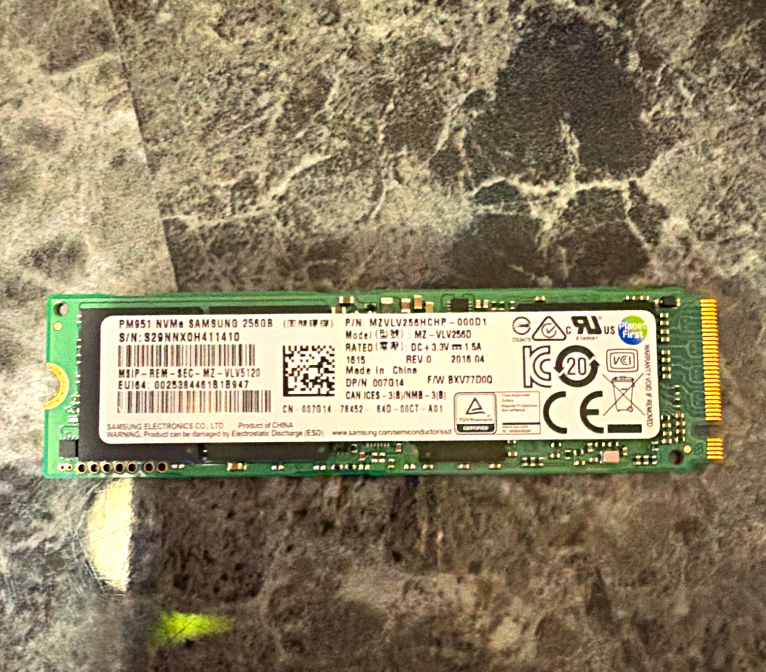 Samsung PM951 256GB NVMe PCIe M.2 2280 Internal SSD MZVLV256HCHP-000D1