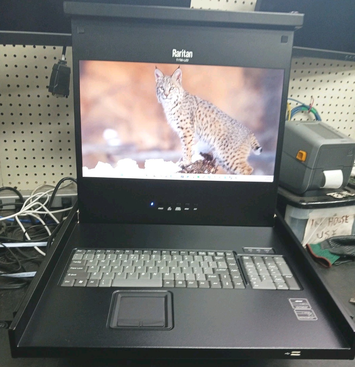 RARITAN T1700-LED 17" KVM W/rails - No Key OR CORDS