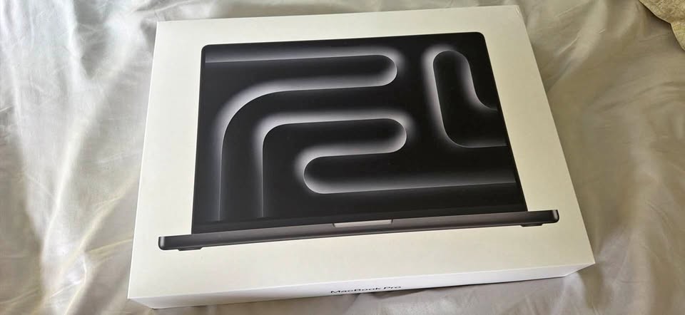 NEW Apple MacBook Pro 16" Apple M5 Pro 48GB RAM 1TB SSD Space Black MGEC4LL/A