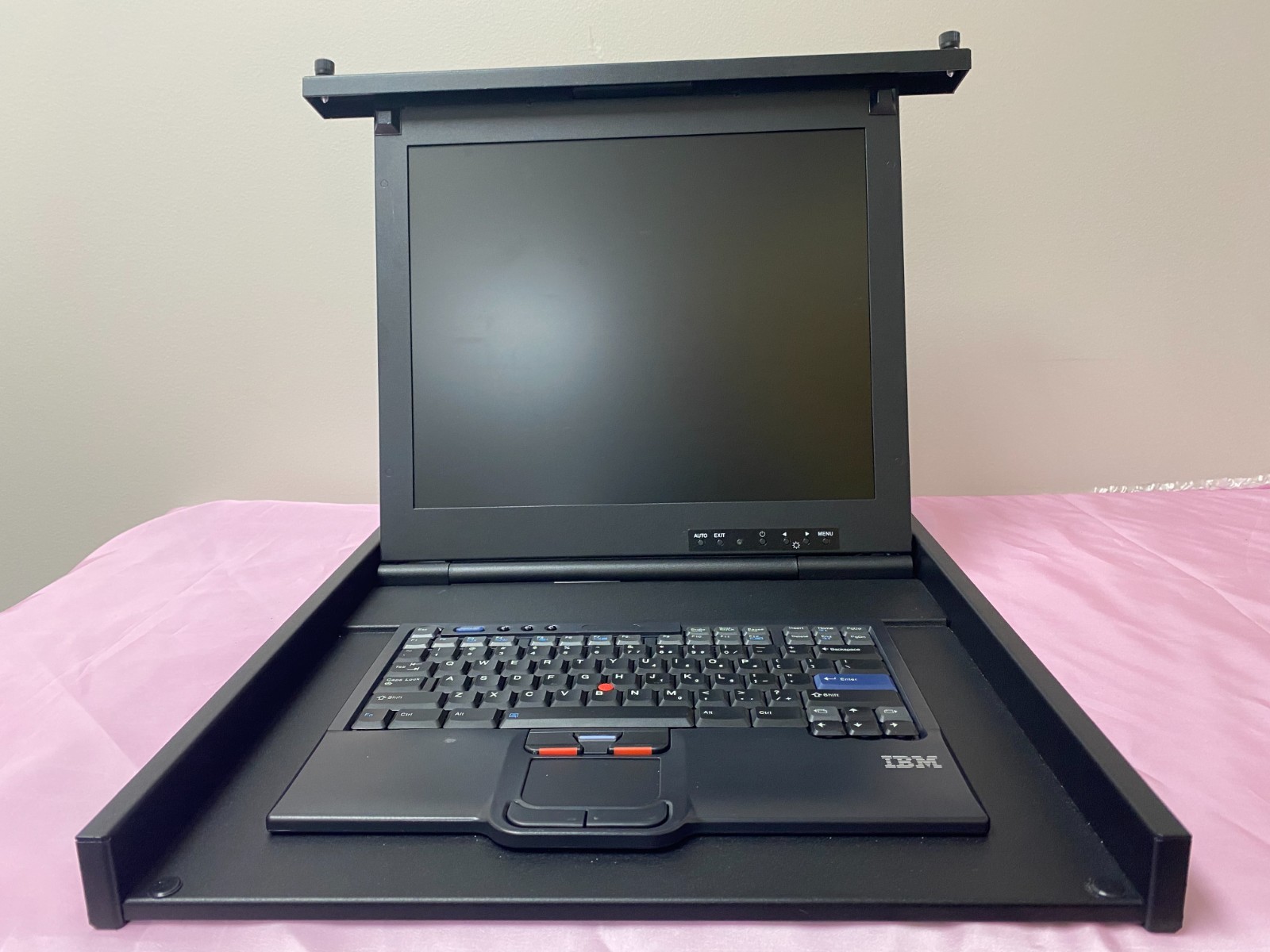IBM 7316-TF3 17-Inch HMC Rack-Mounted Flat Panel Monitor and Keyboard and rails