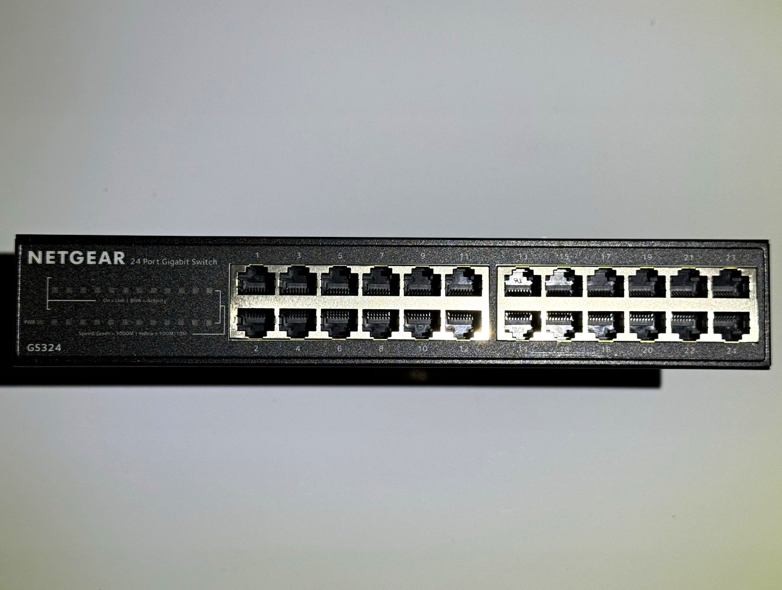 NETGEAR GS324v2 24-Port Gigabit Unmanaged Rack-Mount RJ-45 Switch