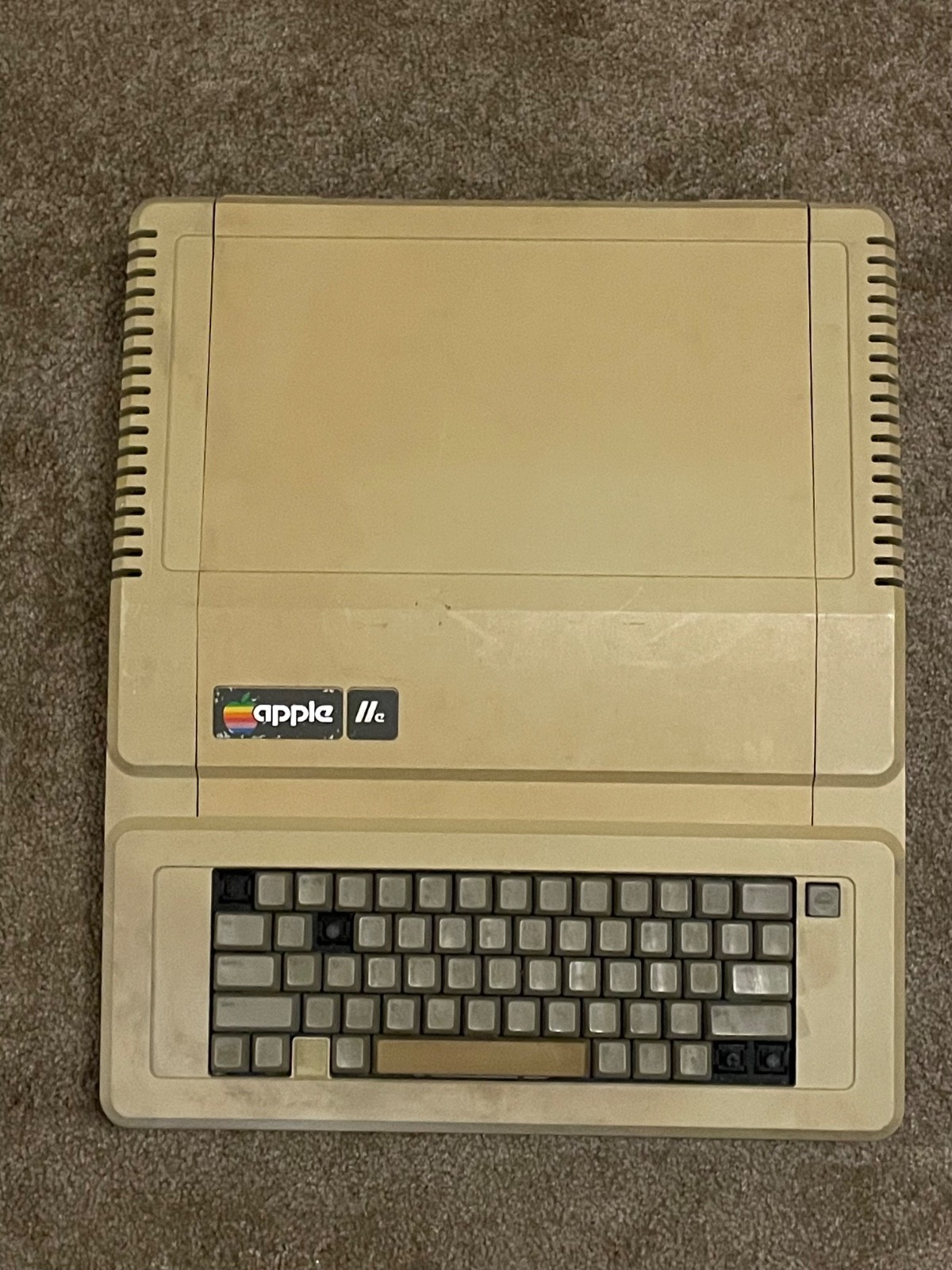 Vintage Apple IIe Computer Model A2S2064 Main Unit - For Parts / Repair - AS IS
