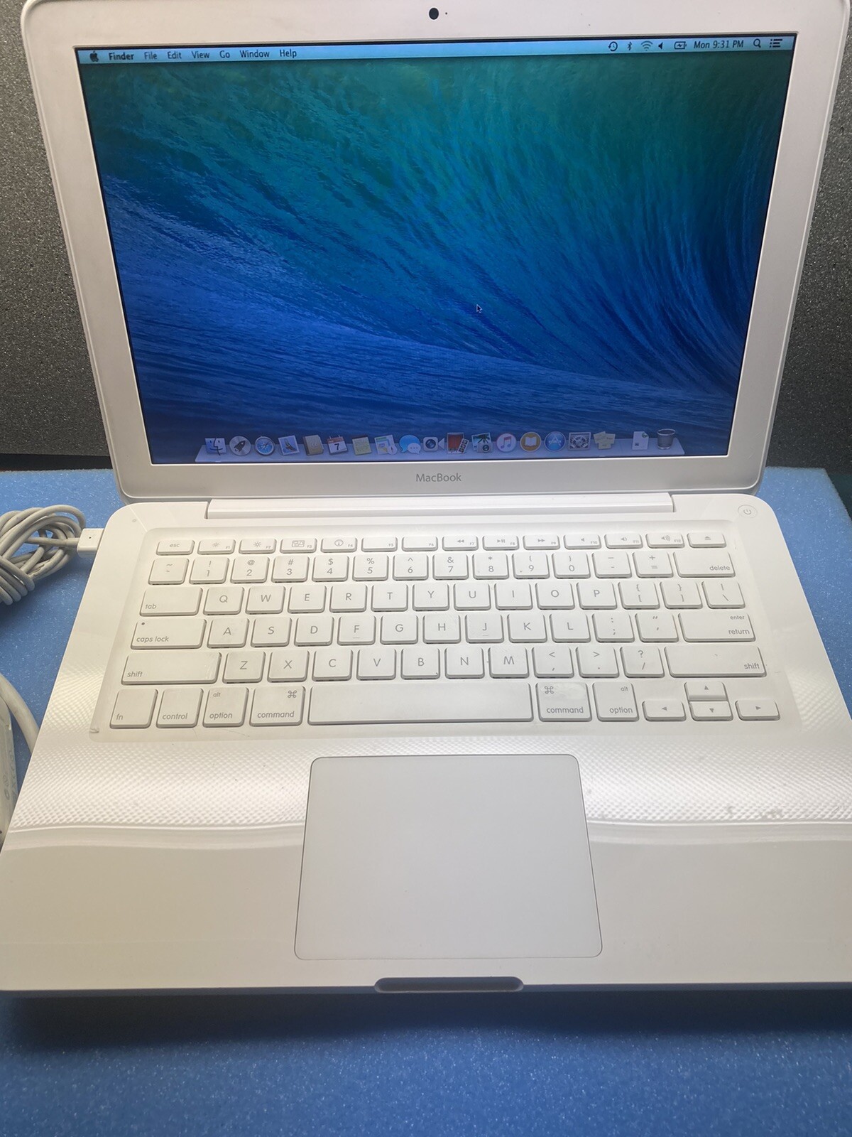 APPLE MACBOOK A1342 13” 250GB HDD, 2GB RAM, With Office 2008 & Garage Band