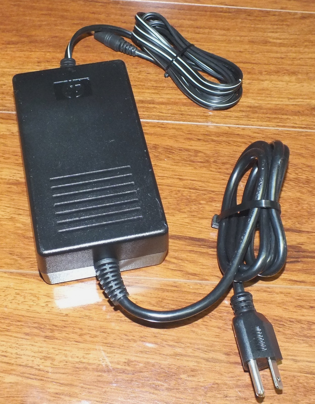 Genuine HP (0957-2145) AC / DC Adapter Power Supper Input: 120-240V 50/60Hz
