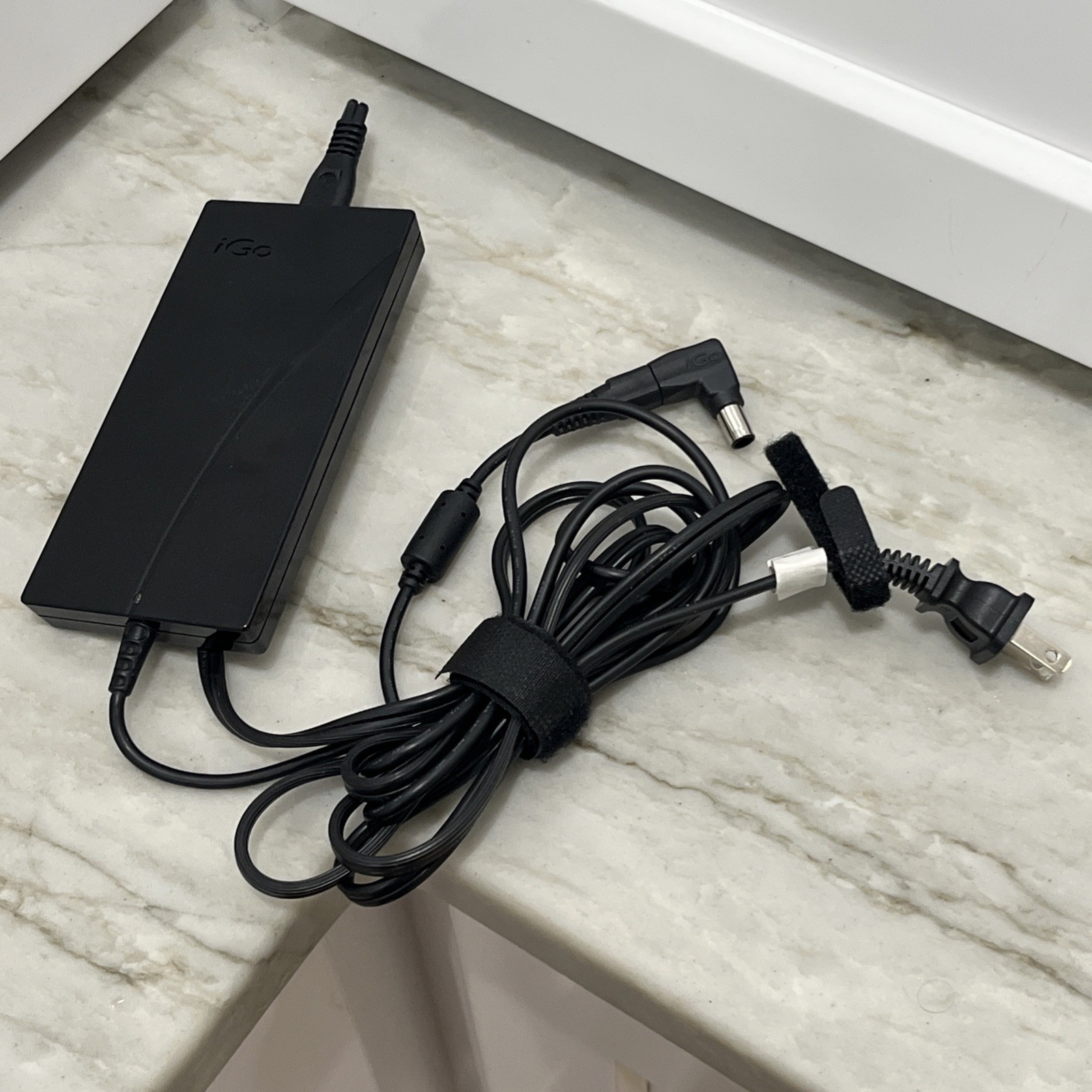 IGo iGo AC Power Adapter 19 V 90W 6630137-0100 Univers Laptop Charger