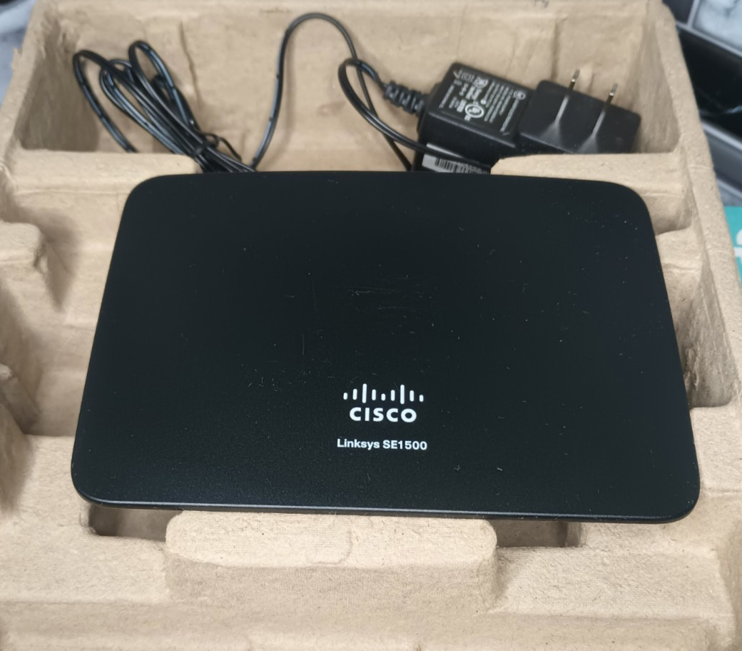 Cisco Linksys SE1500 5-Port Fast 10/100 Ethernet Switch with Power supply