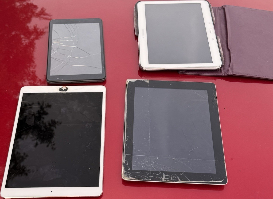 Apple iPad (2) and Samsung (2) tablet. Cracked front screen
