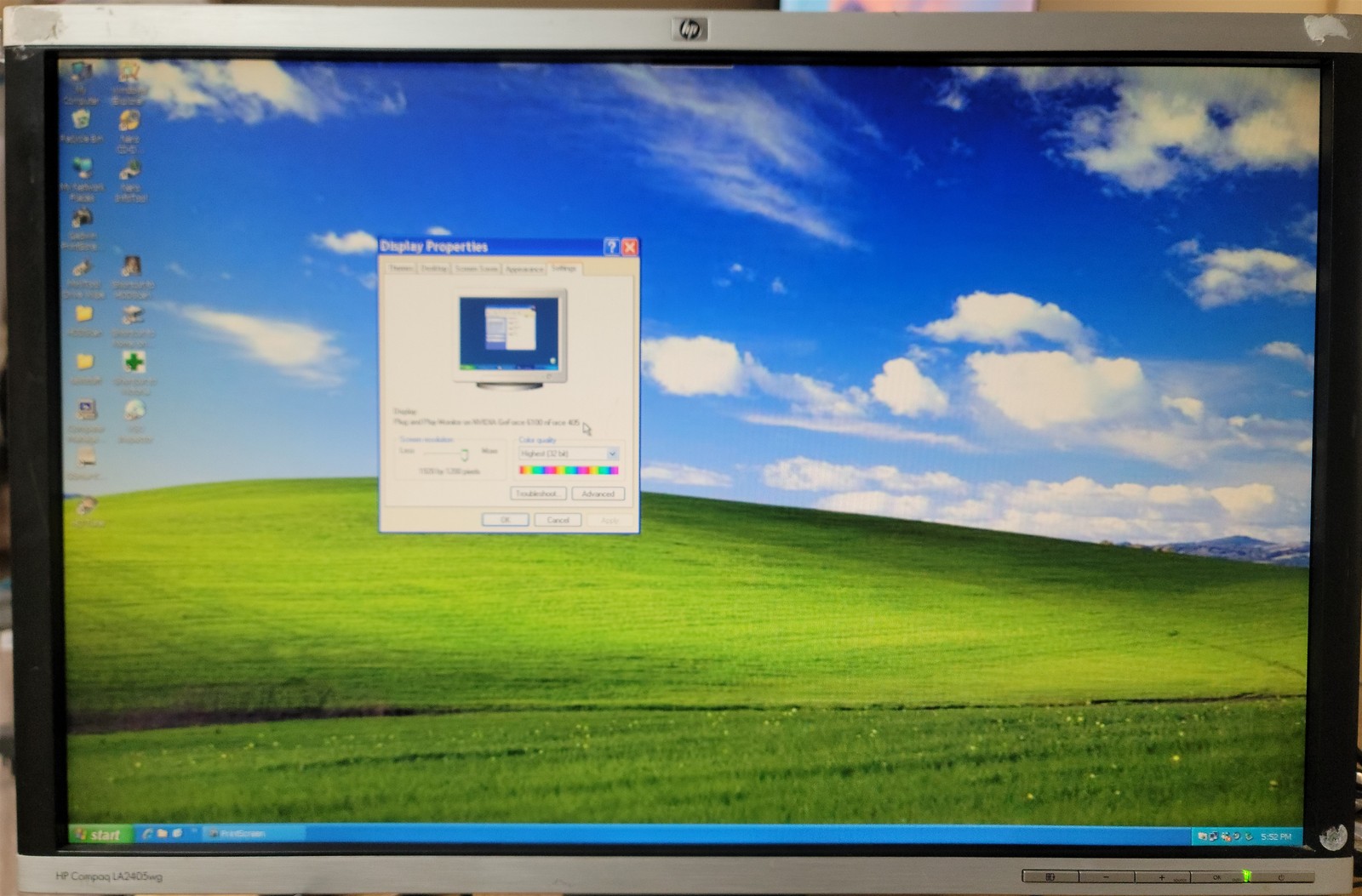 HP LA2405WG LCD Monitor 24" Full HD , Adjustable Stand , VGA, DVI, DP, w/ Cables