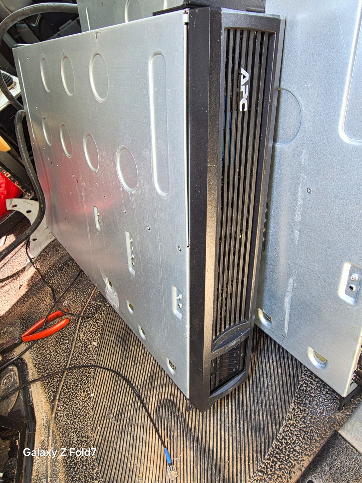 APC Smart-UPS SMT3000RM2U 3000VA/2700W 120V 2U Rackmount LCD USB