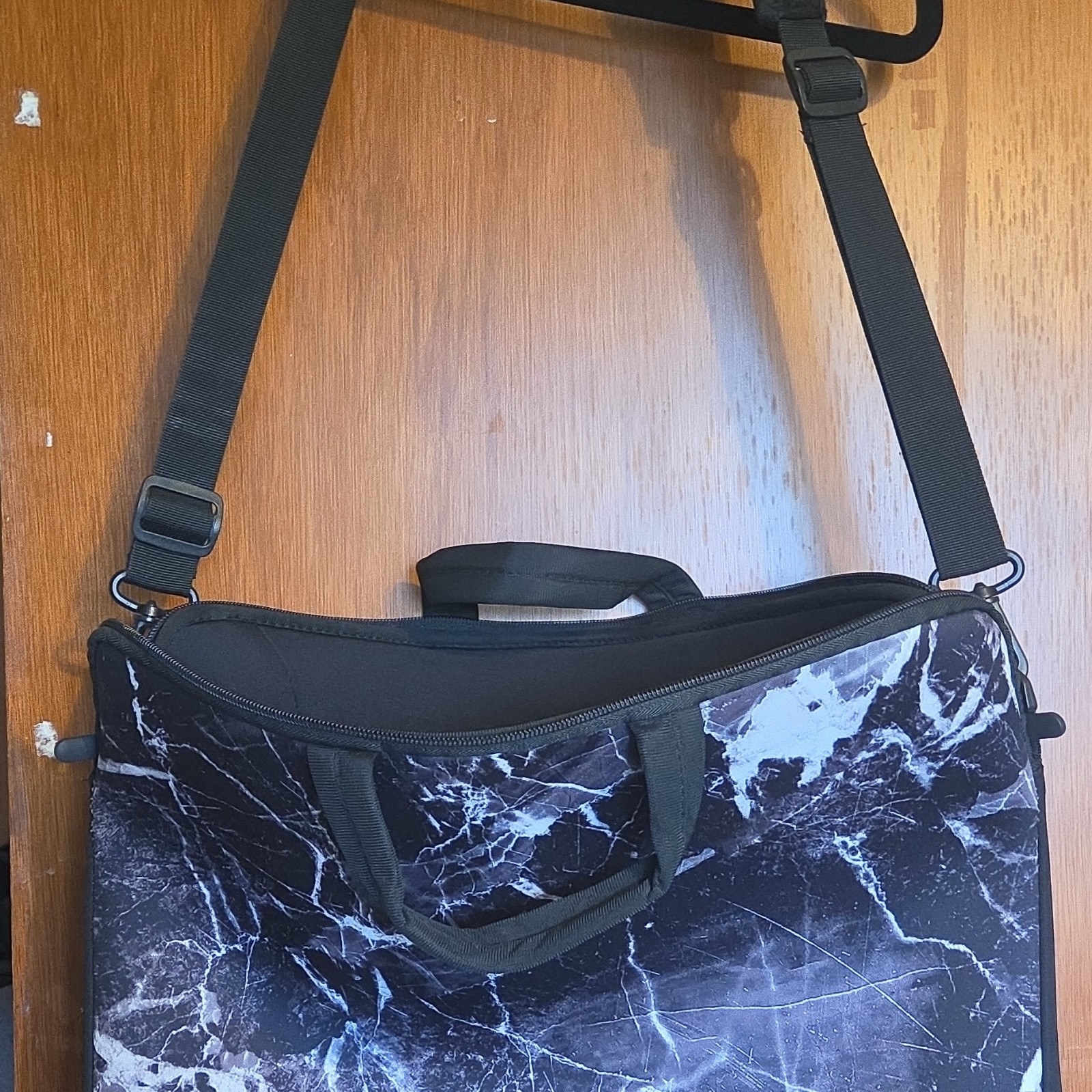 Marbled Black/White Neoprene Padded 15in Laptop Shoulder/Messenger Bag