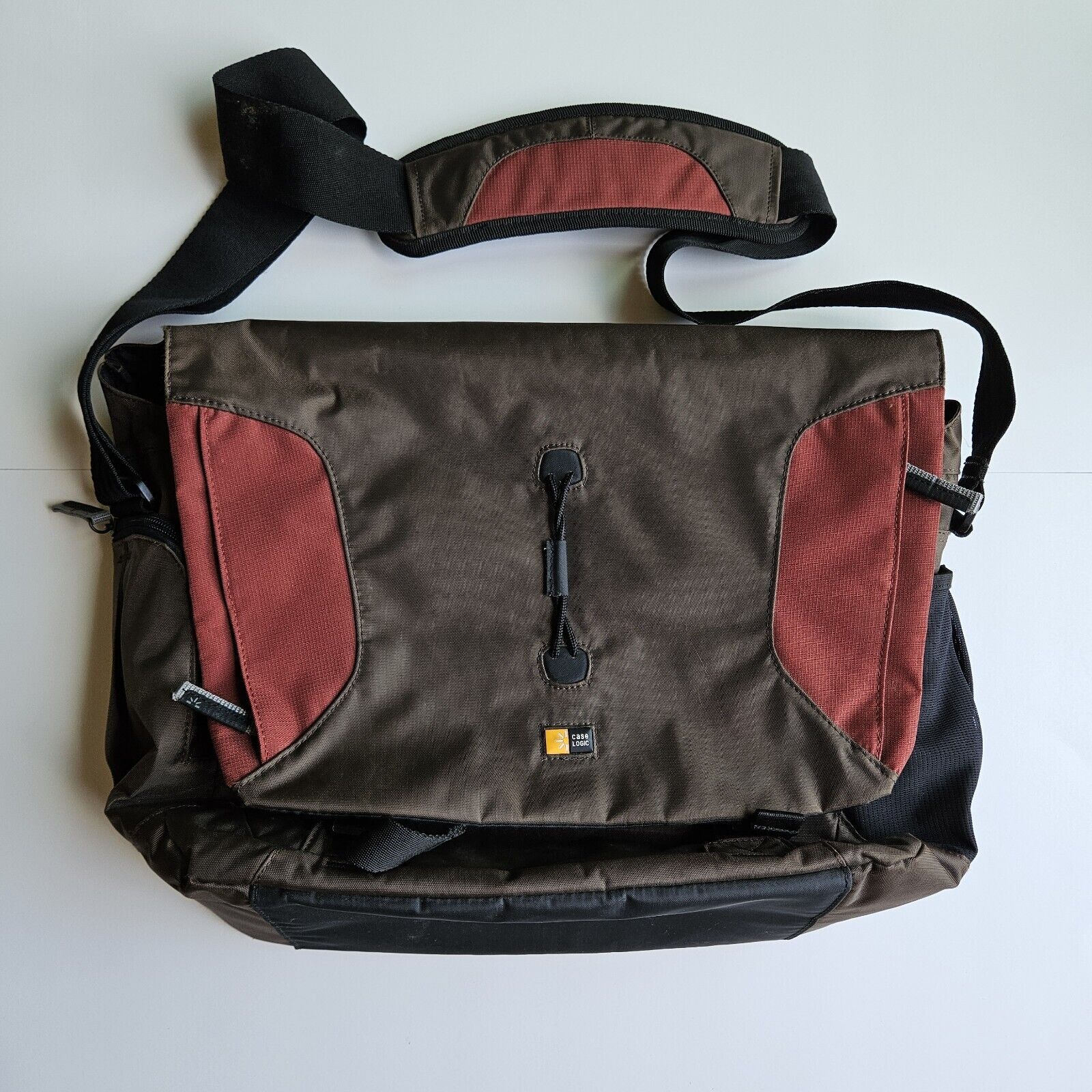Case Logic 17in Laptop Messenger Bag Brown w/Shoulder Strap Great Condition