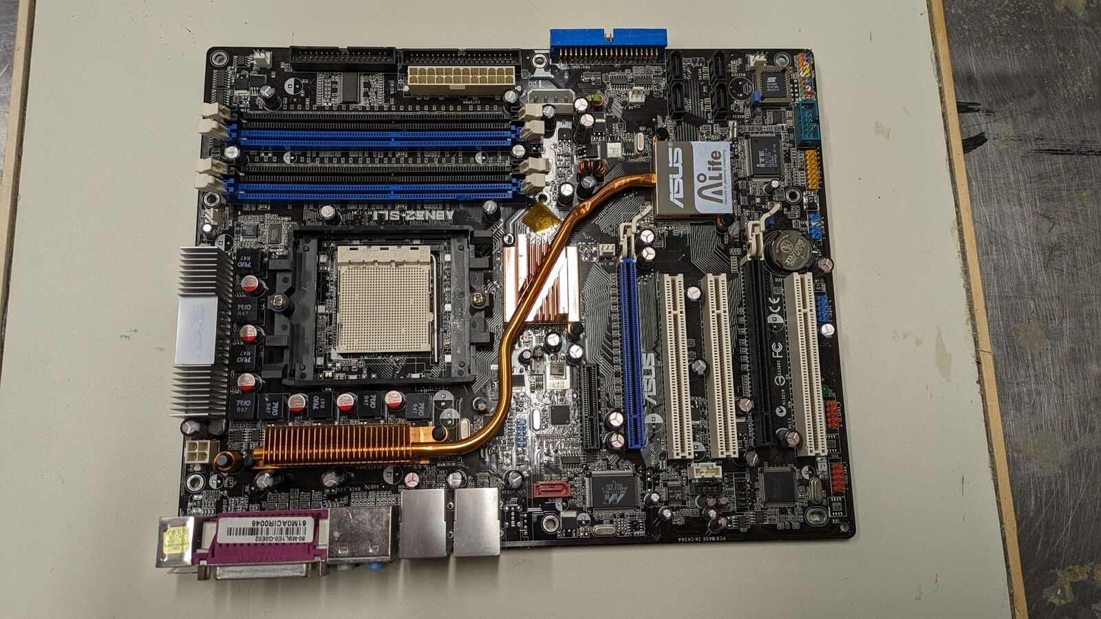 ASUS A8N32-SLI Deluxe AMD 939 socket motherboard for parts