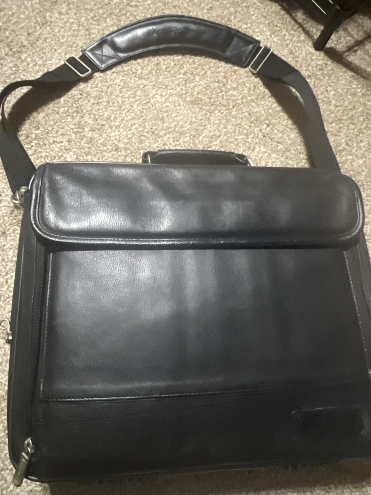 Targus CLN5 Black Leather 15.4" Laptop/Tablet Messenger Bag Lawyer/Office Style