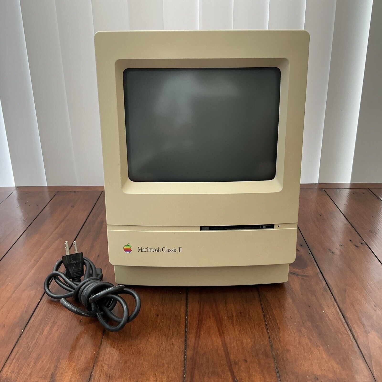 Vintage Macintosh Classic II Apple Computer M4150 For Parts or Repair AS IS 1991