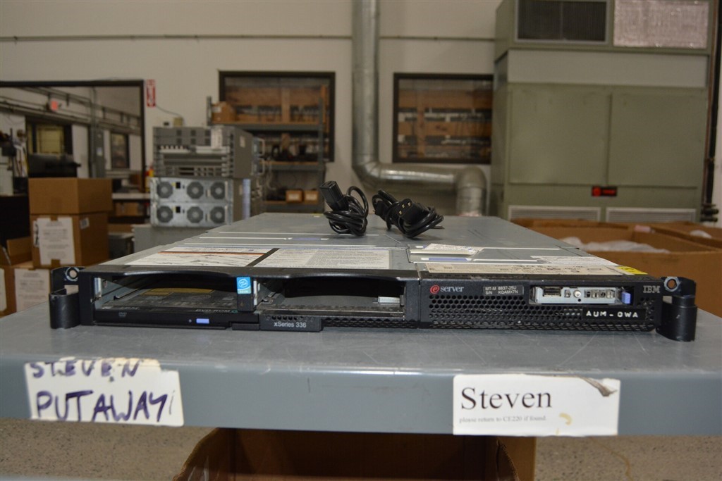 IBM ESERVER Series X336 883725U 2x3.5 Server 2*Intel Xeon 2GB