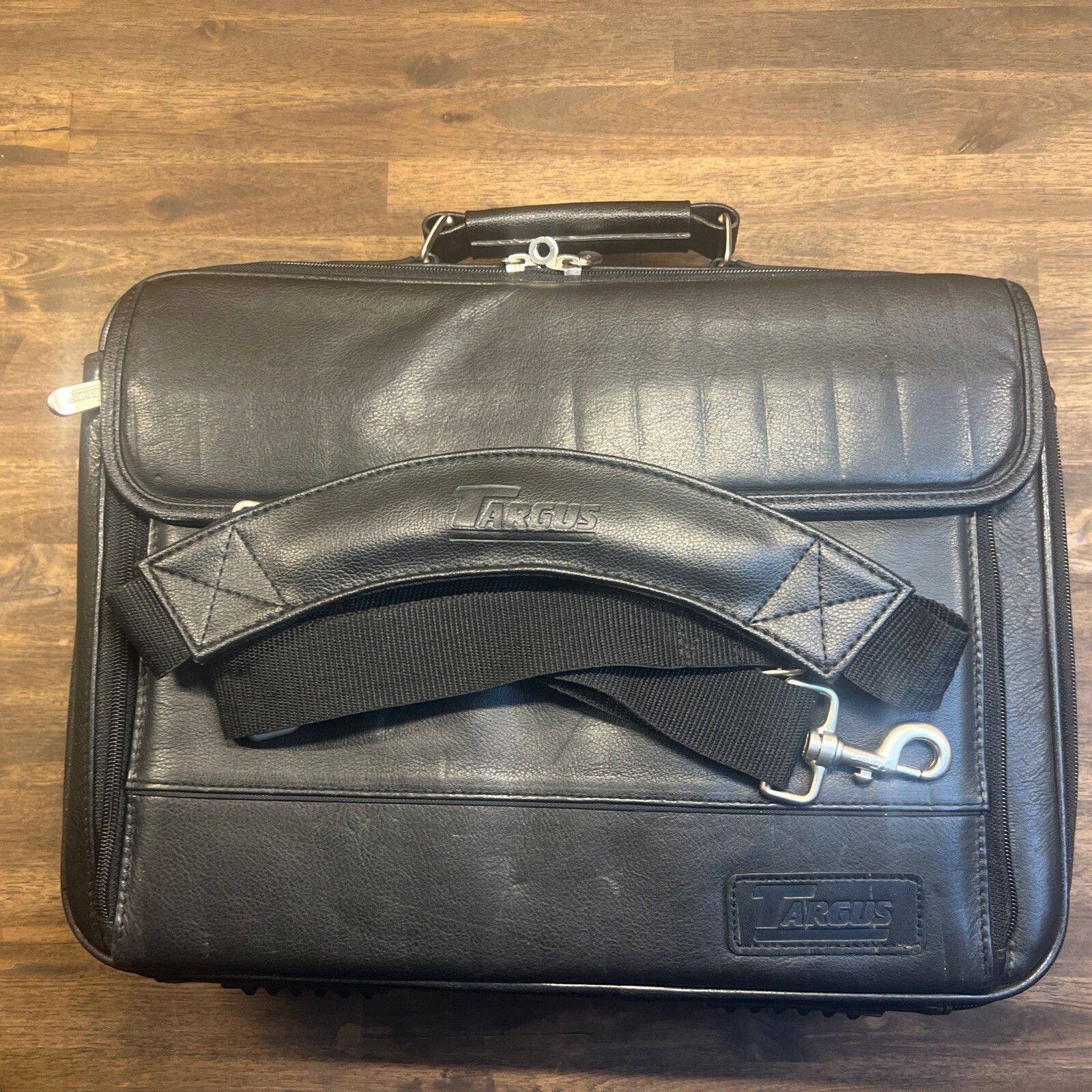 Targus CLN5 Black Leather 15.4" Laptop/Tablet Messenger Bag Lawyer/Office Style