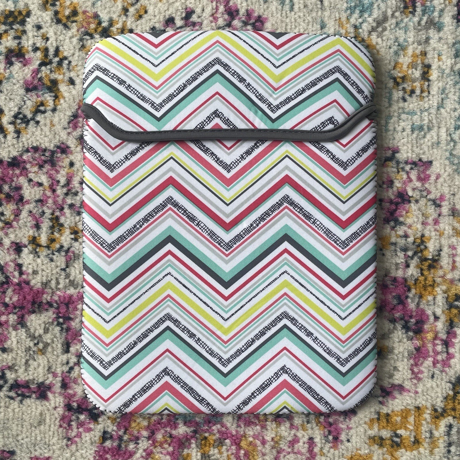 Thirty One Tote-A-Tablet Sleeve Case Party Punch Print Neoprene iPad/Kindle EUC