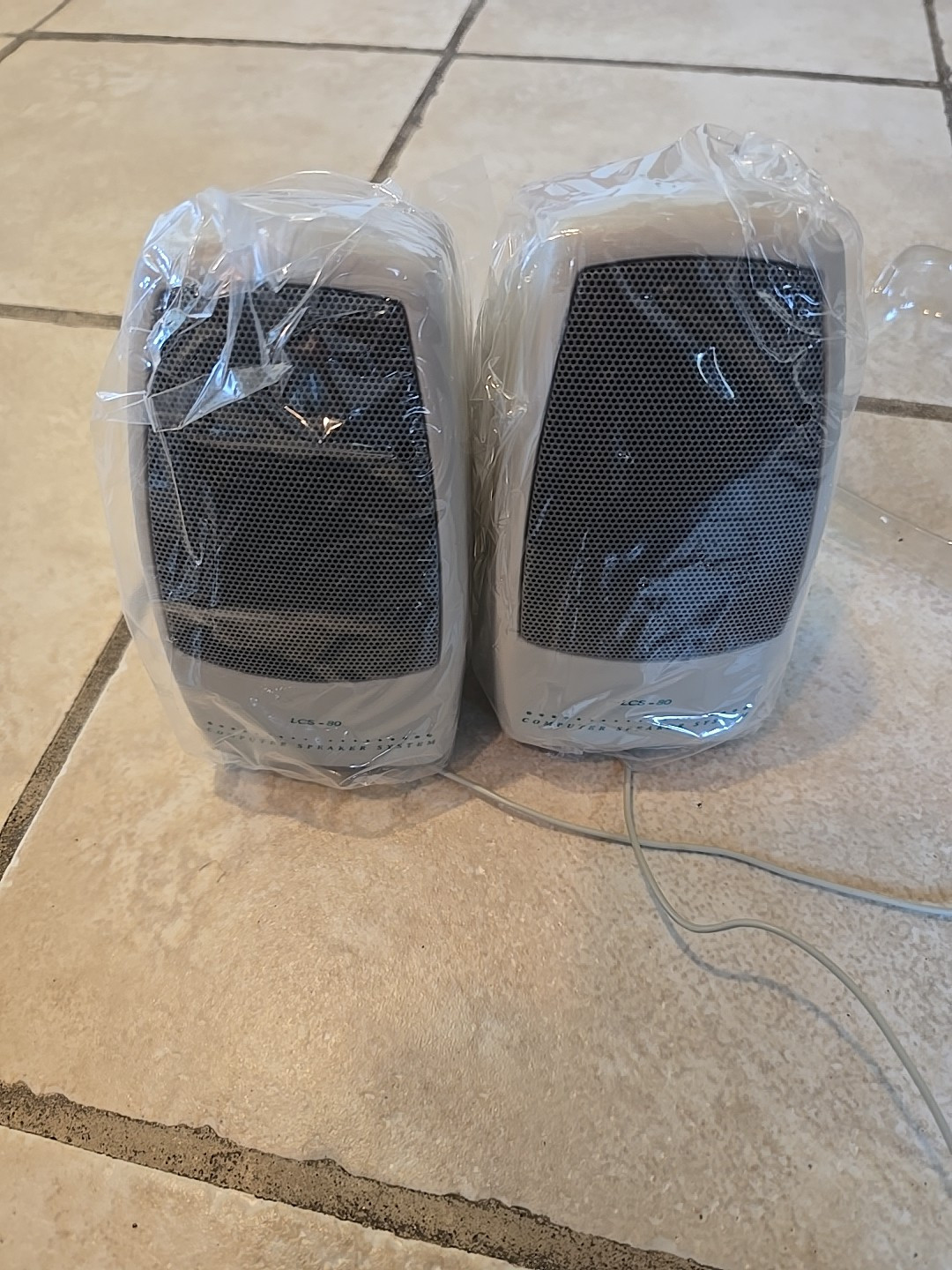 LCS-80 Labtec  Multimedia Computer Stereo Speakers (NEW)
