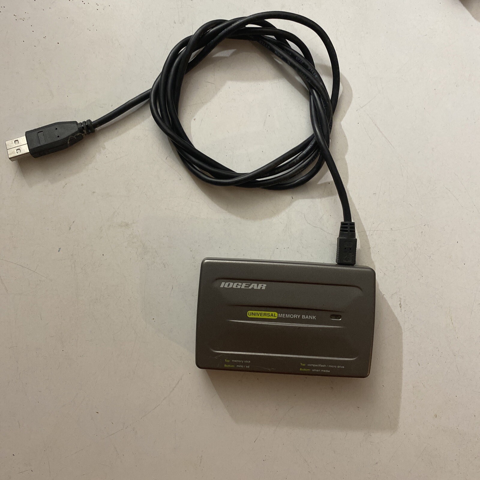 IOGEAR GFR280 Universal Memory Bank Hi-Speed USB 2.0 MEMORY CARD READER/ WRITER 