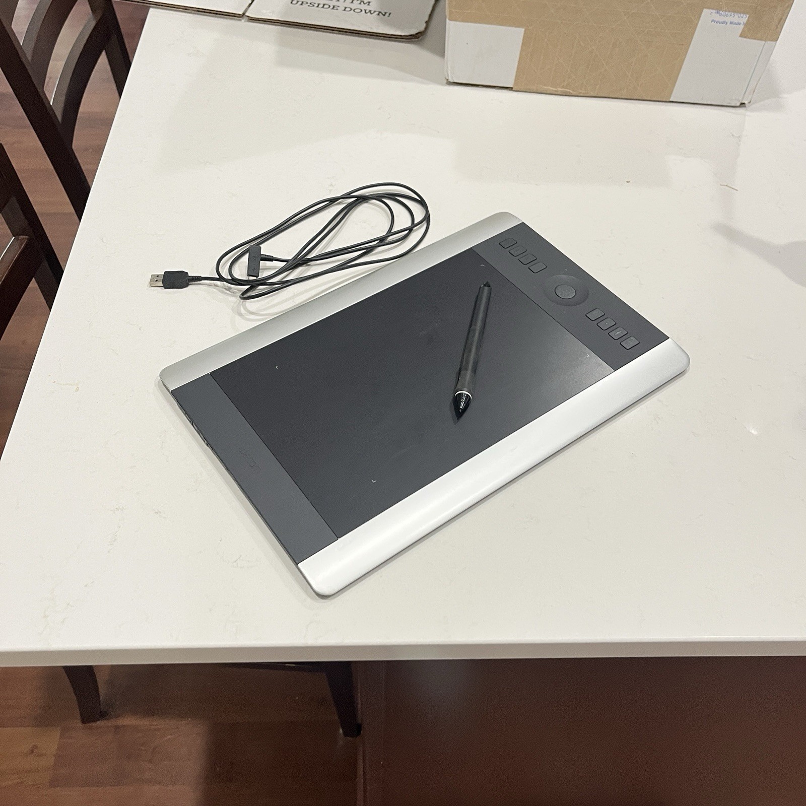 Wacom Intuos Pro PTH-651 Medium Graphics Tablet Pen USB Connectivity