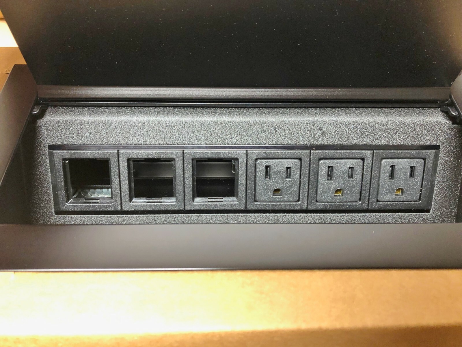 Byrne Power Data Unit Black 3-Outlet 3-Blank #9827