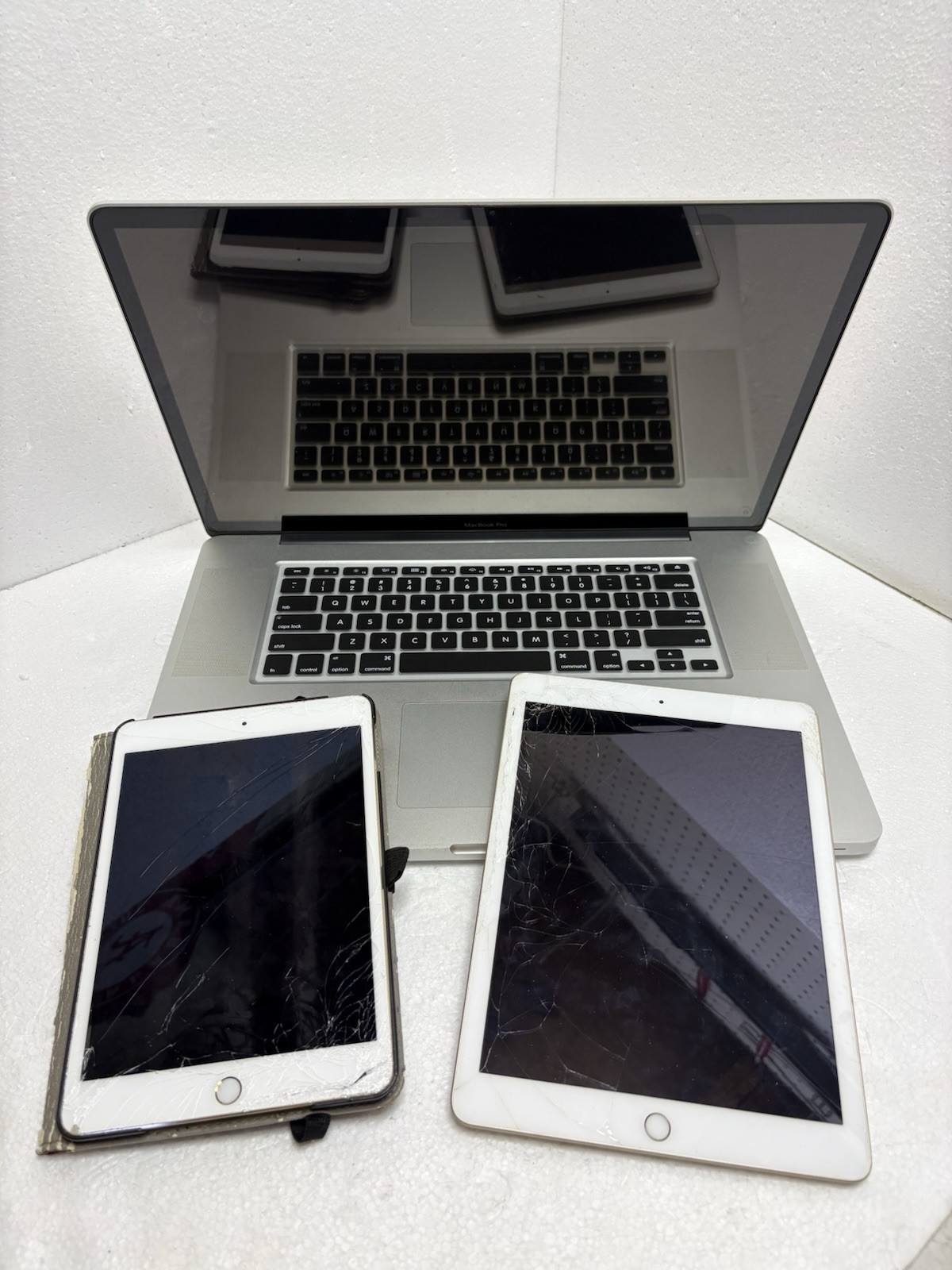 Apple MacBook Pro & iPad Lot - For Parts