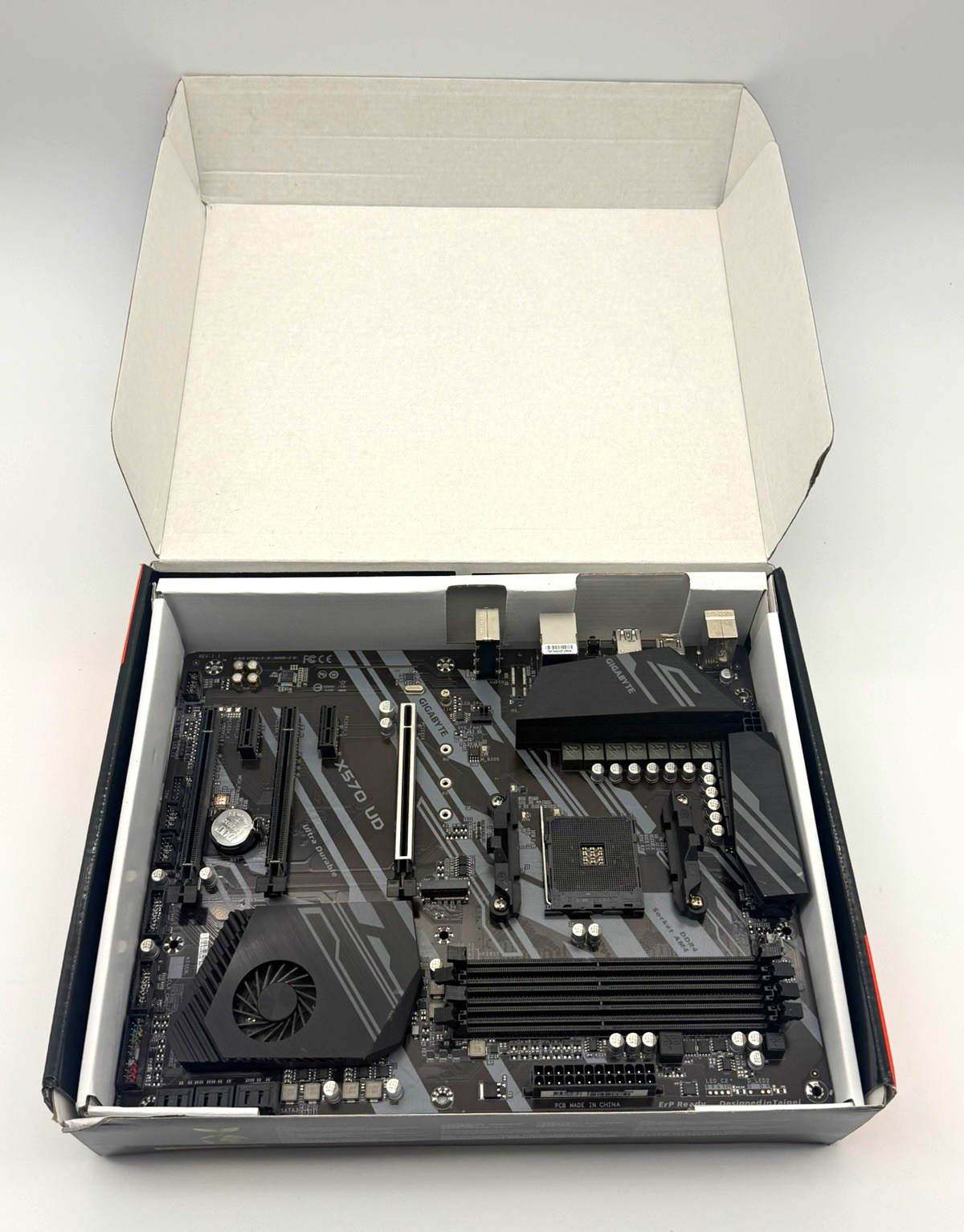 GIGABYTE X570 UD ATX Motherboard AMD Socket AM4 DDR4 SDRAM 4-DIMM M.2 (Untested)