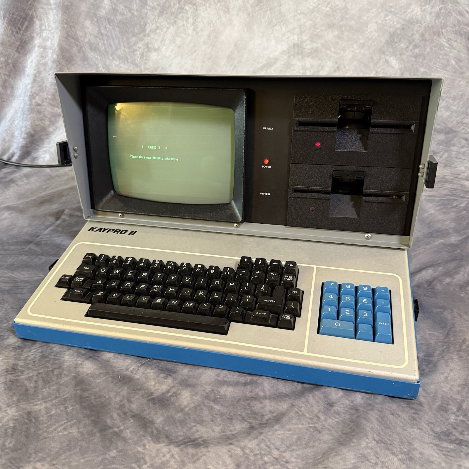 Kaypro II CP/M Portable Computer w WordStar 3.0 Disks Binder Guide Powers On