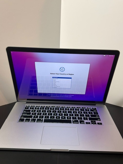 15" MacBook Pro 2.5 GHz i7 16GB RAM 512GB SSD READ 