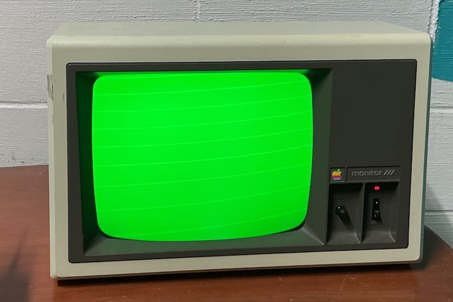 Vintage Apple A3M0039 Monitor III Computer Monitor Turns On