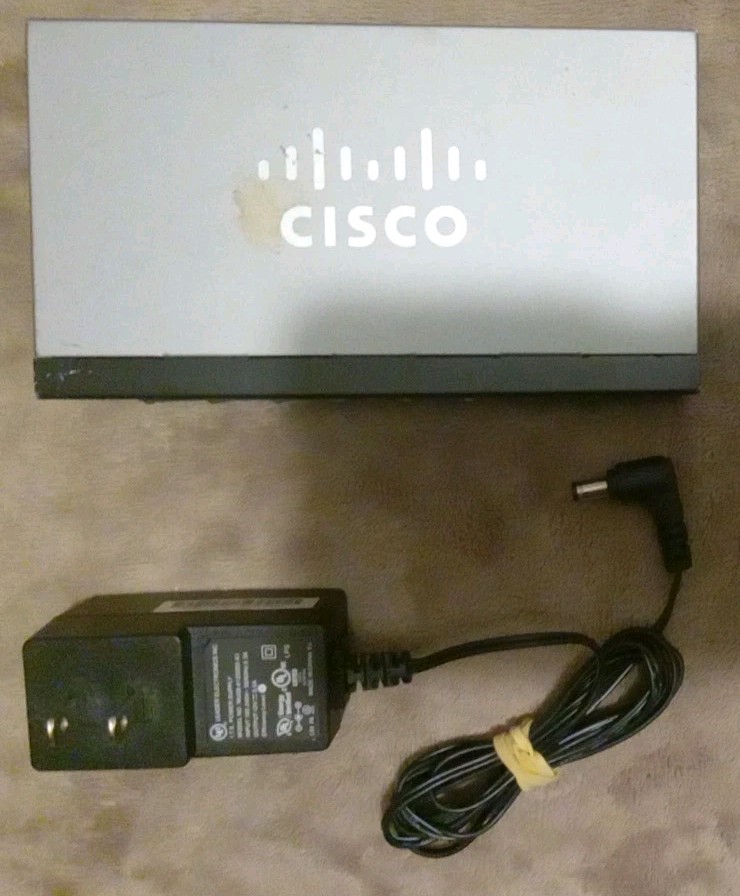 Cisco SF100D-08P V2 8-Port Ethernet Desktop Switch W/AC Adapter Plug